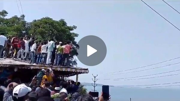 Bhopal News: एयर शो के दौरान हुआ बड़ा हादसा, रेट घाट पर बने टीन शेड पर चढ़े लोग, शेड हुआ धराशाई