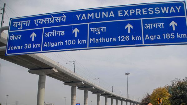 11 साल में पहली बार बंद होने जा रहा यमुना एक्सप्रेस-वे, जाने से पहले जान लें पूरी ट्रैफिक एडवाइजरी