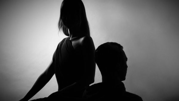 'बीवी पैर नहीं छूती, पति बहुत प्यार करता है...' तलाक की इन अजब-गजब वजहों को जानकर पकड़ लेंगे माथा