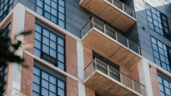 1.5 से 2 करोड़ की कीमत वाले फ्लैट के लिए घंटों लाइन में खड़े रहे लोग! वायरल हो रहा ये वीडियो