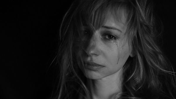 एक बैटरी पर टिकी है इस महिला की जिंदगी, गंभीर बीमारी का शिकार होकर भी नहीं मानी हार