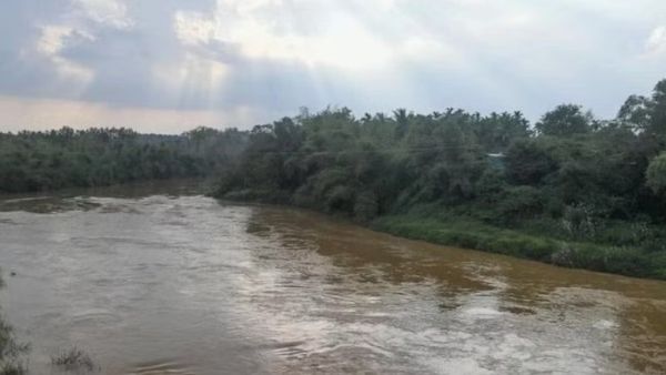 डिप्रेशन के चलते नदी में जा कूदा शख्स, पूरी घटना CCTV कैमरे में हुई कैद