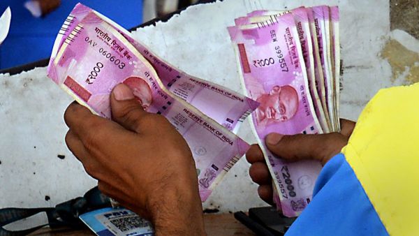 अभी भी मार्केट में मौजूद हैं 10 हजार करोड़ कीमत के 2000 वाले नोट, RBI ने दी जानकारी