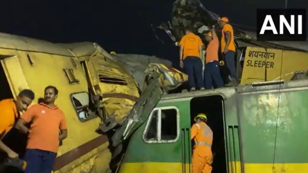 Andhra Train Accident: रेलवे ट्रैक क्षतिग्रस्त, कई ट्रेनें रद्द, बढ़ी चुनौती, बुलाई गई बालासोर वाली टीम