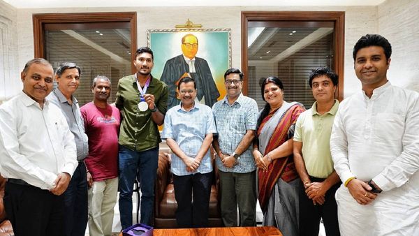 एशियन गेम्स में कमाल करने वाले तेजस्विन से सीएम केजरीवाल ने घर पर की मुलाकात