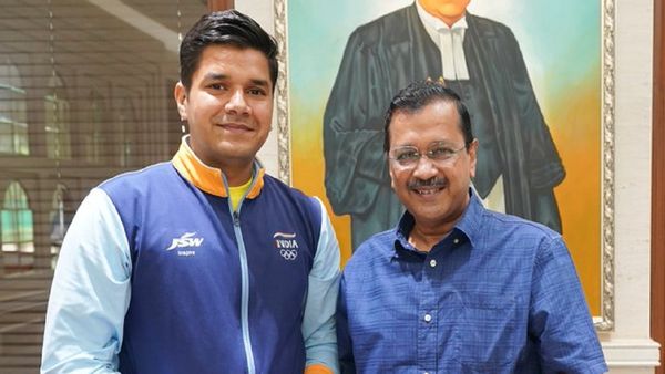 एशियन गेम्स में दो मेडल लाने वाले अभिषेक वर्म से घर पर मिले सीएम केजरीवाल