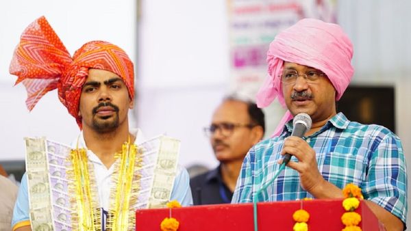 एशियन गेम्स में गोल्ड जीतने वाले पवन कुमार के गांव पहुंचे अरविंद केजरीवाल, किया बड़ा ऐलान