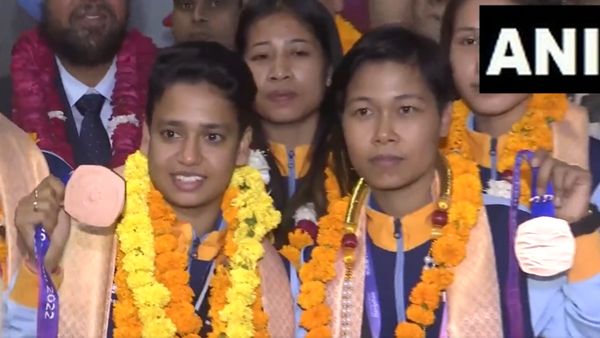 एशियन गेम्स में पदकों की झड़ी लगाकर लौटे खिलाड़ी, दिल्ली एयरपोर्ट पर जोरदार हुआ स्वागत