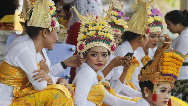 मंदिर में नग्नावस्था में विदेशी शख्स ने किया मेडिटेशन... इस इस्लामिक देश में सरकार ने उठाया सख्त कदम