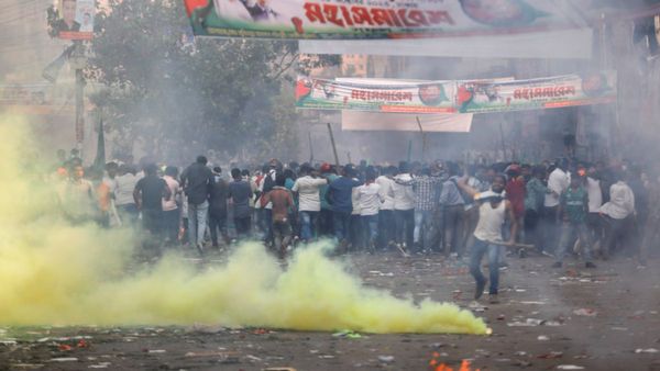 बांग्लादेश में हिंसा के बाद विपक्षी पार्टी के बड़े नेता गिरफ्तार, जानिए पड़ोसी देश में क्यों हो रहा प्रदर्शन?