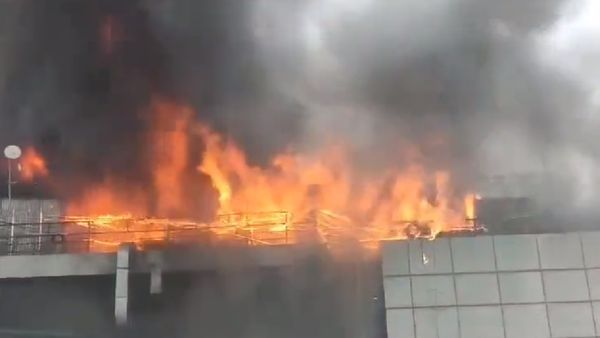 Bengaluru News: मडपाइप कैफे में सिलेंडर विस्फोट से लगी आग, जान बचाने के लिए चौथी मंजिल से कूदा युवक