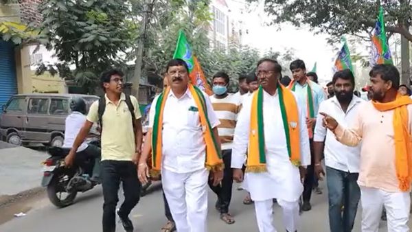 तेलंगाना: बीजेपी-जनसेना के गठबंधन से भाजपा उम्मीदवार बेचैन, पार्टी कार्यालय के बाहर किया प्रदर्शन