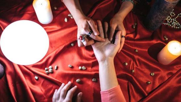 चॉकलेट खाने के बाद महिला की मौत, कुछ घंटे पहले की गई थी 'भविष्यवाणी', अब पॉम रीडर को तलाश रही पुलिस