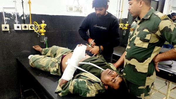 Jammu Kashmir news: अरनिया सेक्टर में पाक रेंजर्स ने की फायरिंग, BSF के दो जवान घायल