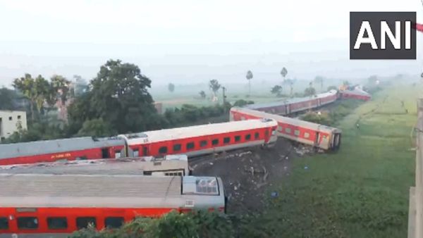 Buxar Train Accident: बक्सर में बड़ा ट्रेन हादसा, अब तक 4 की मौत, 100 से ज्यादा घायल, पढ़ें 10 बड़े अपडेट्स