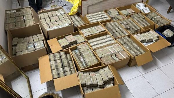 बेंगलुरु: BJP के खिलाफ 40% कमीशन वाला कैंपेन चलाने वाले ठेकेदार के यहां IT की रेड, मिला 42 करोड़ कैश