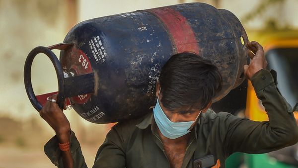 LPG price hike: आज से महंगाई का एक और झटका, इतने रुपये महंगा हुआ कमर्शियल सिलेंडर