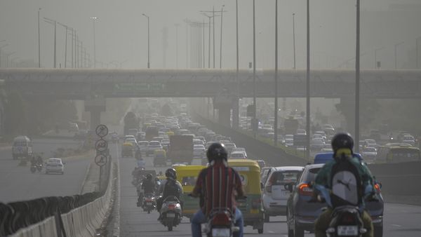Delhi Air Quality: इतनी खराब हवा में दिल्लीवाले जिएं तो जिएं कैसे?