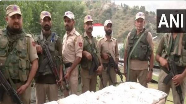 जम्मू-कश्मीर पुलिस को बड़ी कामयाबी, पाकिस्तान से आई 300 करोड़ की ड्रग्स जब्त, दो गिरफ्तार