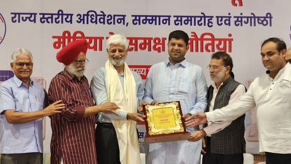 सनसनीखेज नहीं, स्पष्ट और सच्ची खबरों वाली पत्रकारिता की जरूरत: दुष्यंत चौटाला
