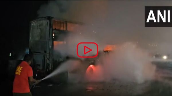 मुंबई-अहमदाबाद हाईवे पर धूं-धूं कर जली बस, 16 यात्रियों का रेस्क्यू, 2 घंटे हाइवे बंद, Video