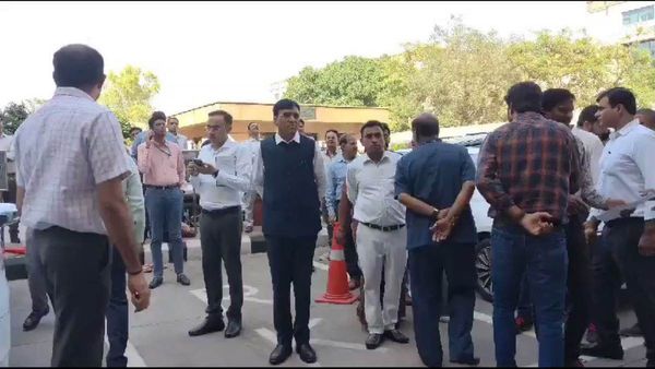 Earthquake: दिल्ली में भूकंप से दहशत, स्वास्थ्य मंत्री मनसुख मांडविया मीटिंग छोड़ ऑफिस से बाहर निकले, Video