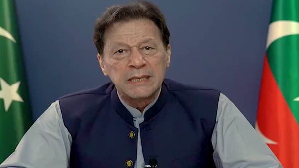 'पाकिस्तान में कहीं से भी चुनाव तो जीत कर दिखाएं', 4 साल बाद ब्रिटेन से लौटे नवाज शरीफ को इमरान का चैलेंज