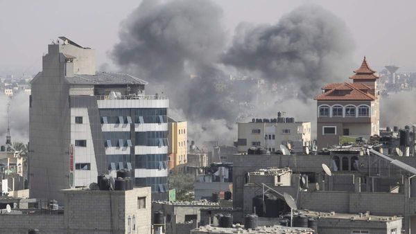 Israel Hamas War: गाजा में IDF के हमले तेज, आसमान में दिखा धुएं का गुबार, इंटरनेट ठप