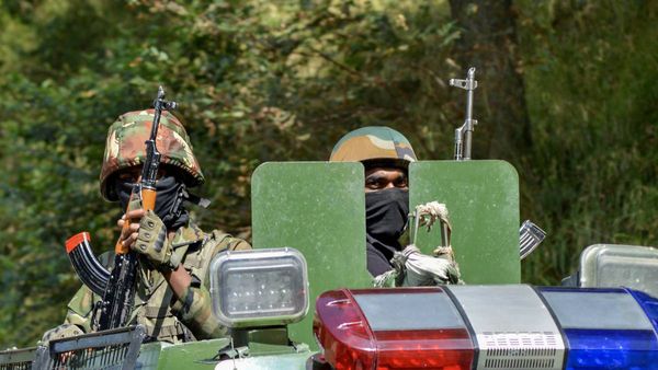 J&K News: भारतीय सेना ने नाकाम की उरी में LoC पर आतंकी घुसपैठ की कोशिश, ऑपरेशन जारी