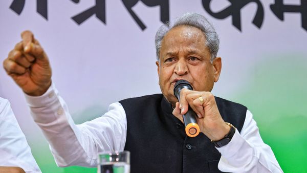 राजस्थान: दिल्ली पहुंचे CM अशोक गहलोत, सुखविंदर सिंह रंधावा और गोविंद डोटासरा