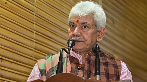 'जम्मू कश्मीर के लोगों की सोच में बदलाव, चाहते हैं शांति', एलजी मनोज सिन्हा का बड़ा बयान