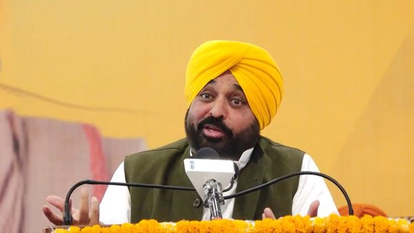 पंजाब: भगवंत मान सरकार की पहल से पराली बन गई फायदे का सौदा, बेचकर लाखों कमा रहे किसान