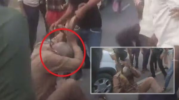 UP Police: महोबा में दरोगा पर टूटा भीड़ का गुस्सा, लाठी-डंडों से बुरी तरह पीटा, खौफनाक Video Viral