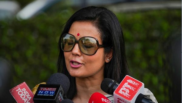 'इसमें कोई हैरानी की बात नहीं है कि ममता ने महुआ को छोड़ दिया, वो सिर्फ...': विवाद के बीच BJP का तंज