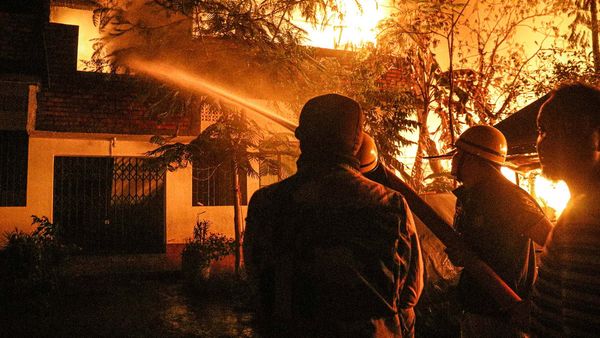 मणिपुर में फिर भड़की हिंसा, इंफाल में दो घरों में लगाई आग, कई राउंड चलाईं गोलियां, अतिरिक्त सुरक्षा बल तैनात