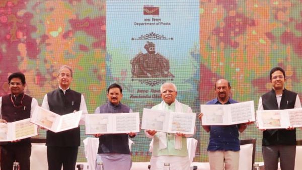 पानीपत-रेवाड़ी में बनेगा सम्राट हेमचंद्र विक्रमादित्य का स्मारक, सीएम खट्टर ने जारी किया डाक टिकट