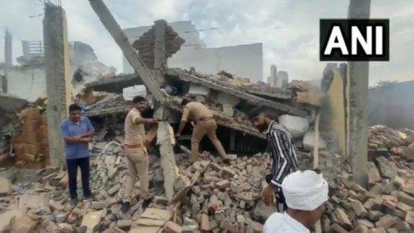 Meerut Explosion: मेरठ के लोहिया नगर में साबुन की फैक्ट्री में विस्फोट, 4 लोगों की मौत, पूरी इमारत धराशायी