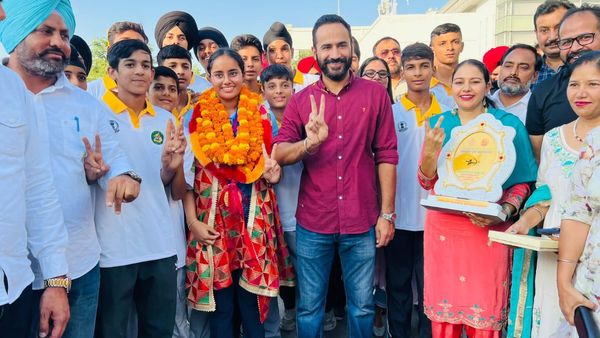 पंजाब: मीत हेयर ने परनीत कौर का एयरपोर्ट पर किया जोरदार स्वागत, गोल्ड मेडल जीतकर लौटी स्वदेश