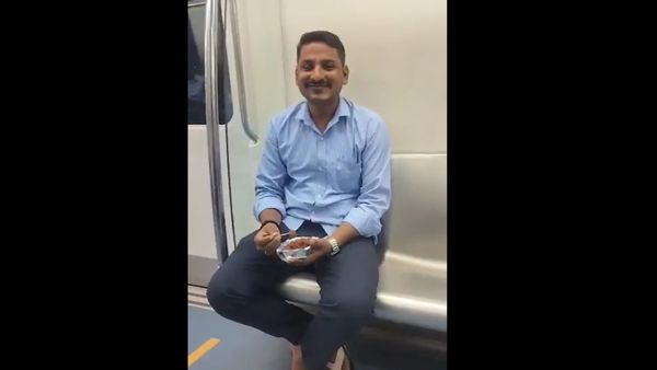 VIDEO: शख्स को मेट्रो में गोभी मंचूरियन खाना पड़ा महंगा, जिंदगीभर नहीं भूलेगा वो पल