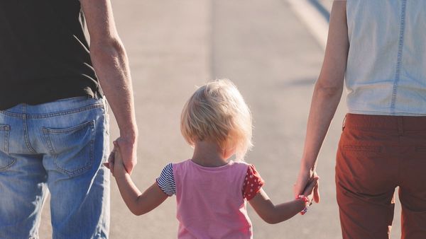 Parenting: अत्यधिक रक्षात्मक व्यवहार बच्चे को बनाता है डरपोक