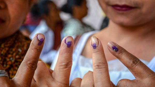 Women Voters: महिलाओं को टिकट नहीं, रेवड़ियां बांट रही हैं पार्टियां