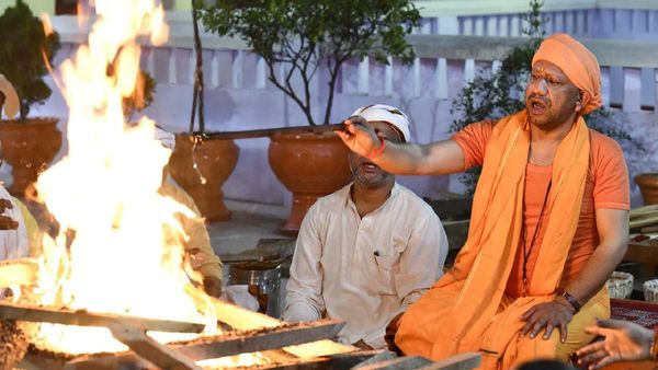 CM Yogi ने लोकल्याण के लिए की विशिष्ट 'महानिशा पूजा', कन्याओं के कल पखारेंगे पांव