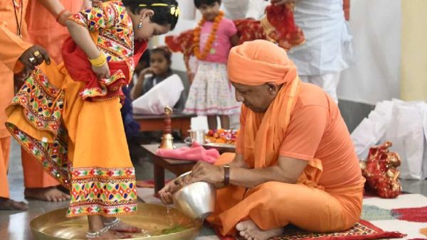 Gorakhpur: सीएम योगी ने पखारे कन्याओं के पैर, कहा-नारी शक्ति का प्रतीक है नवरात्र