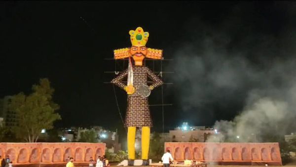 Indore news: दशहरा मैदान पर रावण के साथ लंका का दहन, छावनी में जोरदार आतिशबाजी