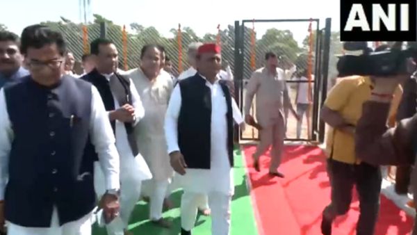 Mulayam Singh: पहली पूण्यतिथि पर सैफई में जुटा मुलायम सिंह का कुनबा, सपा कार्यकर्ताओं ने दी श्रद्धांजलि