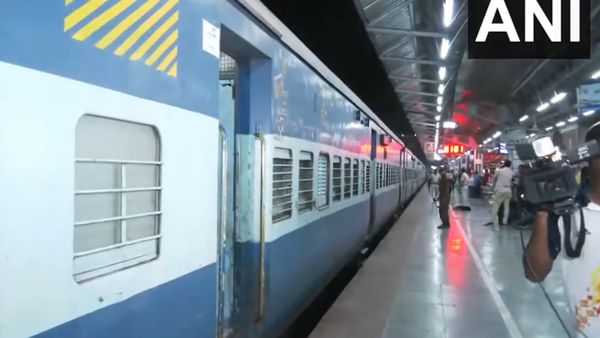 दुर्घटनाग्रस्त नॉर्थ ईस्ट के यात्रियों को लेकर कामाख्या पहुंची स्पेशल ट्रेन, स्टेशन पर की गई पर्याप्त व्यवस्था