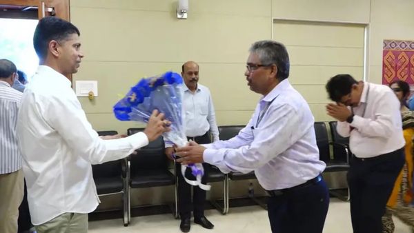 ओडिशा: क्या ये शक्ति प्रदर्शन है? वीके पांडियन के घर बधाई देने उमड़े सरकारी कर्मचारी