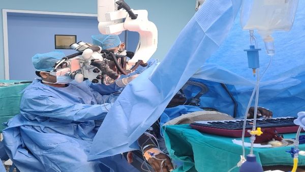 ऑपरेशन के दौरान मरीज बजता रहा पियानो, Bhopal एम्स में पहली बार की गई ऐसी ब्रेन सर्जरी, जानकार उड़ जाएंगे होश