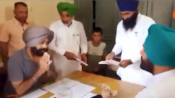 पंजाब: अचानक पटवारी दफ्तर पहुंचे AAP विधायक, रिश्वत लेते नंबरदार को रंगे हाथों पकड़ा