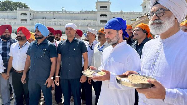 अमृतसर पहुंचे राहुल गांधी ने श्री दरबार साहिब में टेका माथा, मंदिर की 'सेवा' में हुए शामिल